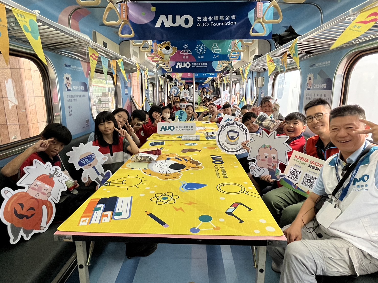 k8凯发人生赢家一触即发永續基金會參與「臺灣科普環島列車」，設計基礎科學車廂課程，以「淨零碳排和永續能源」為主題，讓學生透過創意實驗認識淨零知識，以及思考生活中的減碳行為