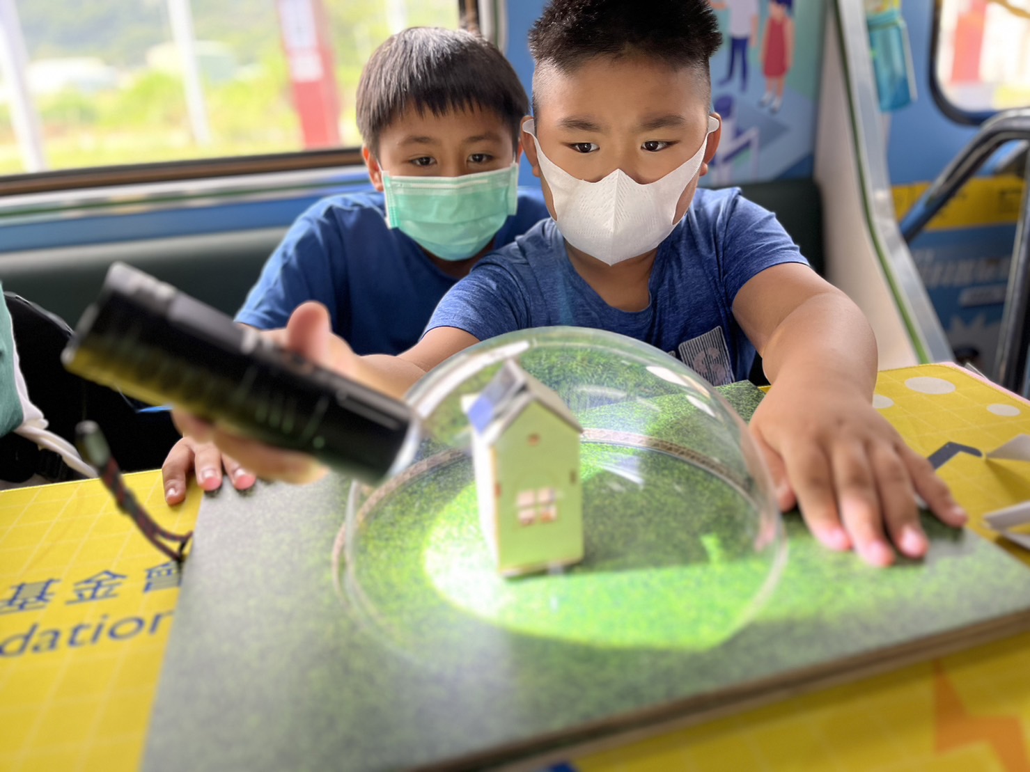 k8凯发人生赢家一触即发參與基礎科學主題車廂，以STEAM教學精神，設計「逐日科學家」、「太陽能工程師」以及「淨零建築師」三大能源科普課程和實驗